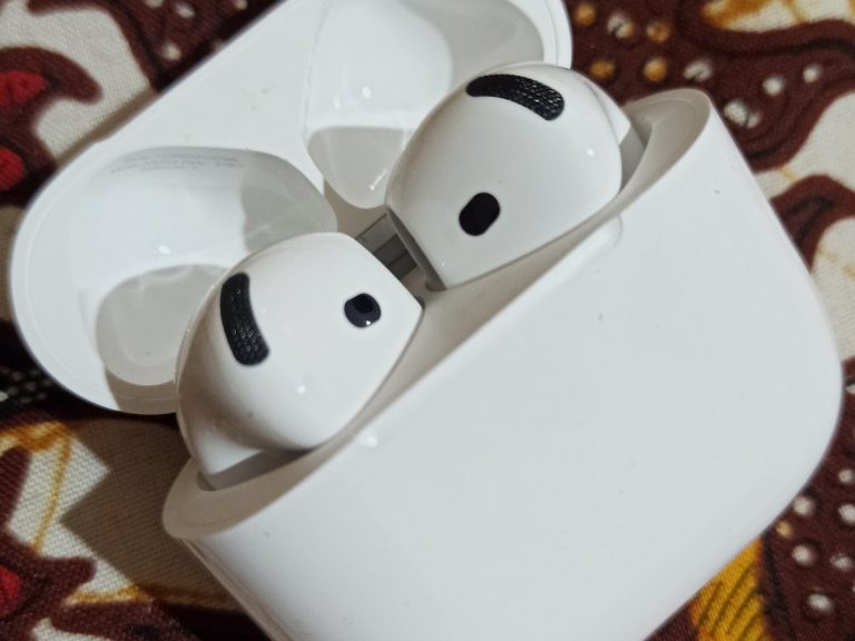 Apple AirPods 4 front view