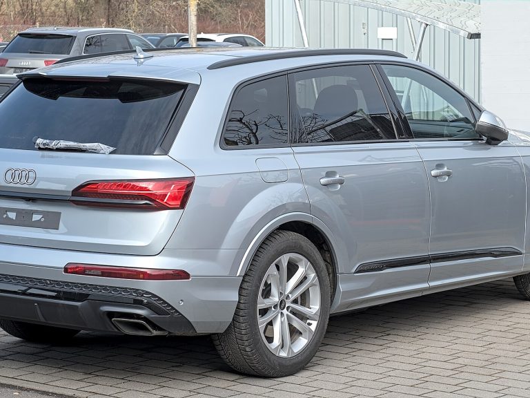 Audi Q7 front view