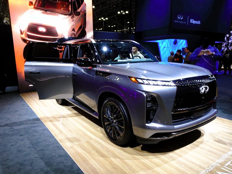 Infiniti QX80 front view