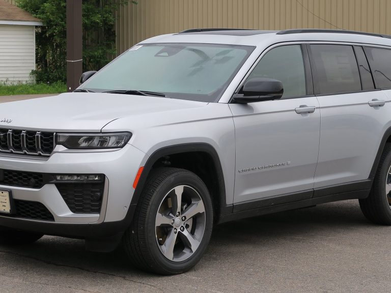 Jeep Grand Cherokee L front view