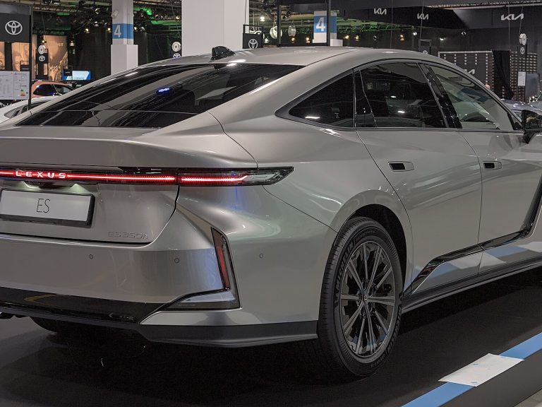 Lexus ES 350h front view