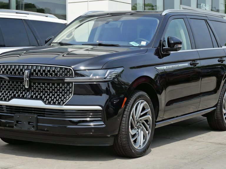 Lincoln Navigator front view