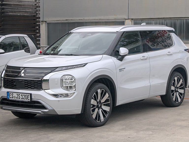 Mitsubishi Outlander PHEV front view
