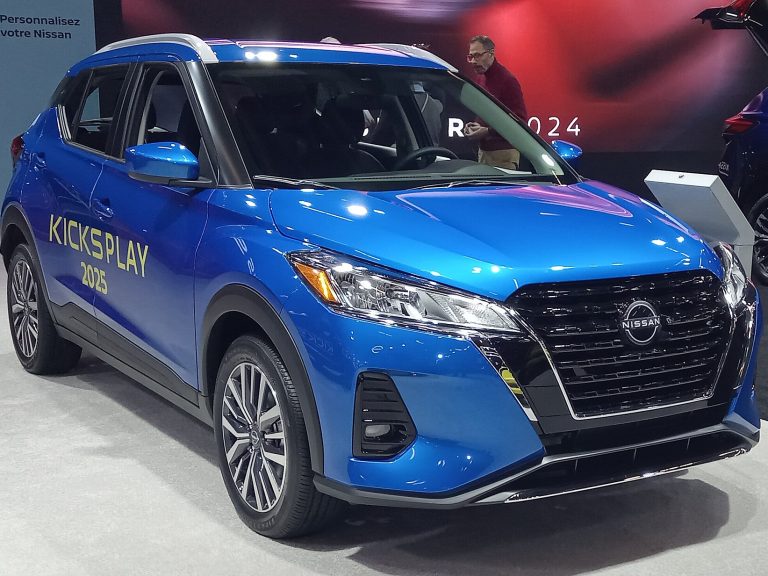 Nissan Kicks Play front view