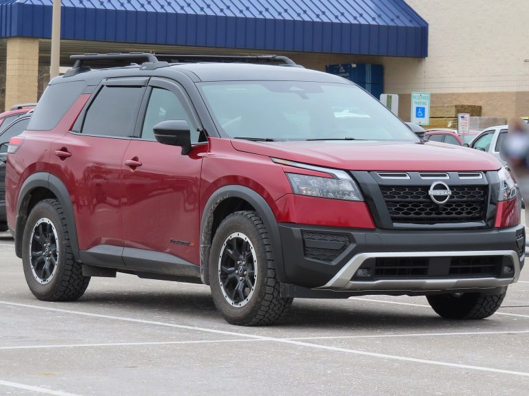 Nissan Pathfinder front view