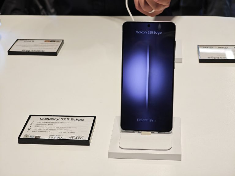 Samsung Galaxy S25 Edge front view