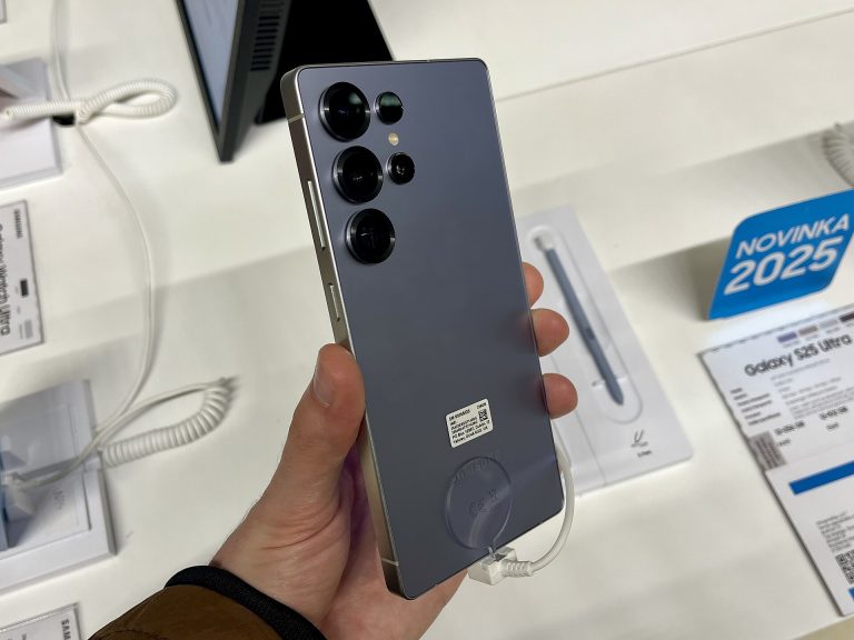 Samsung Galaxy S25 Ultra front view