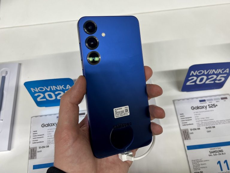 Samsung Galaxy S25 front view