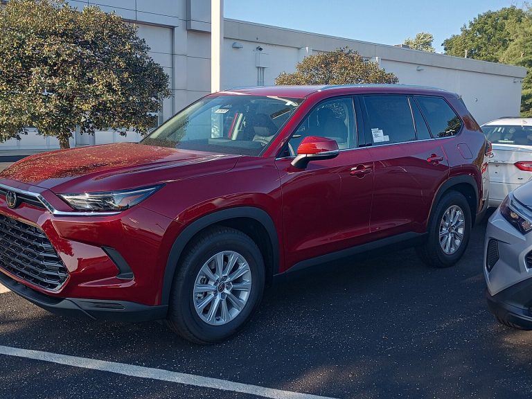 Toyota Grand Highlander front view