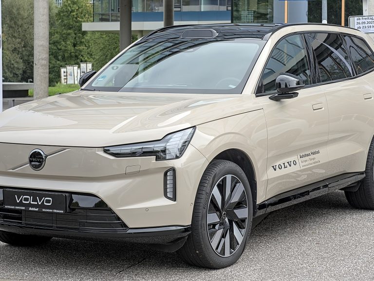 Volvo EX90 front view