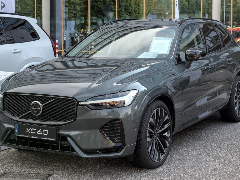 Volvo XC60 front view