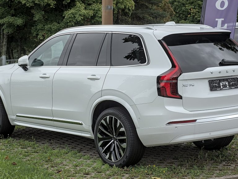 Volvo XC90 front view
